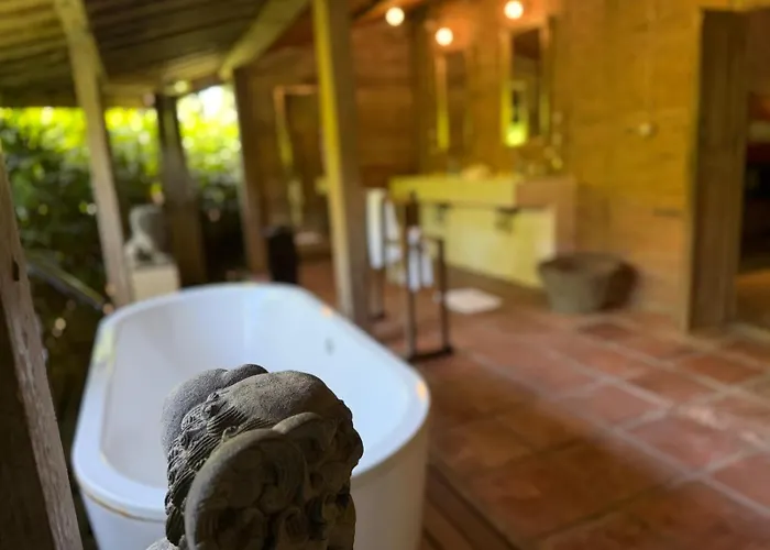 Villa Unique Architect-designed & Tropical Garden In